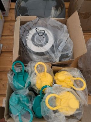 une boîte remplie d'objets posés sur une table
