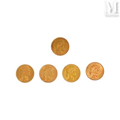 cinq types différents de pièces d'or sont alignées