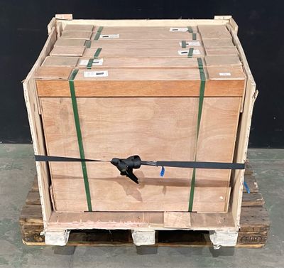 une palette sur laquelle se trouve un grand carton, elle-même posée sur une palette