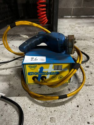 un tuyau bleu et jaune raccordé à un tuyau jaune et noir