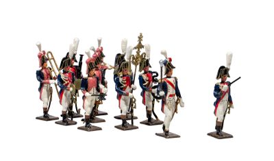cinq figurines de soldats en uniforme sur fond blanc