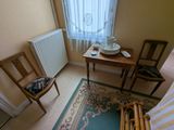 une pièce avec une table, des chaises et une fenêtre