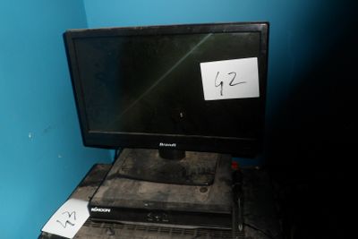 un écran d'ordinateur posé sur un bureau