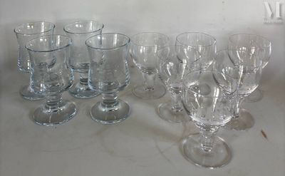 Ensemble de verres à pied en cristal taillés