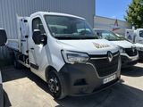 de nombreux camions blancs garés les uns à côté des autres sur un parking