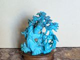 une statue bleue représentant un homme et une femme, posée sur une table
