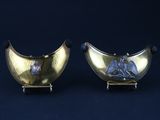 paire de vases en argent et en or ornés d'oiseaux, posés sur un socle