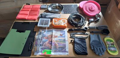 une table sur laquelle se trouvent de nombreux objets