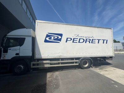 un camion garé devant un bâtiment