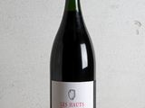 une bouteille de vin rouge posée sur une table en bois