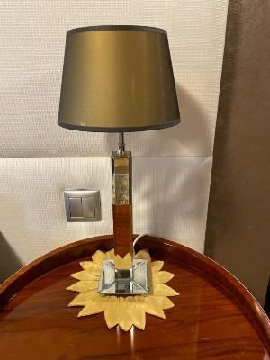 une table surmontée d'une lampe dans une pièce