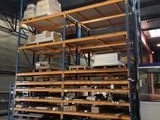 un grand entrepôt avec de nombreuses étagères remplies de cartons et encore de cartons
