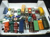 une boîte remplie de petites voitures et de camions posée sur une table