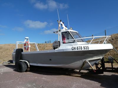 un bateau garé sur le bord de la route