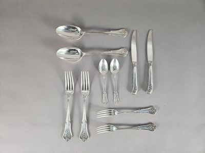 beaucoup de cuillères et de fourchettes en argent sur la table