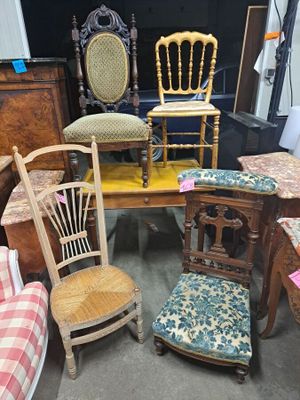 plusieurs chaises et une table dans une pièce