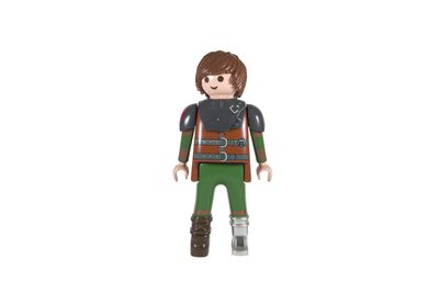 La figurine porte une tenue verte et des bottes marron.