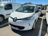 une voiture blanche garée dans un parking à côté d'autres voitures