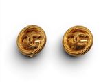 une paire de boucles d'oreilles Chanel en or