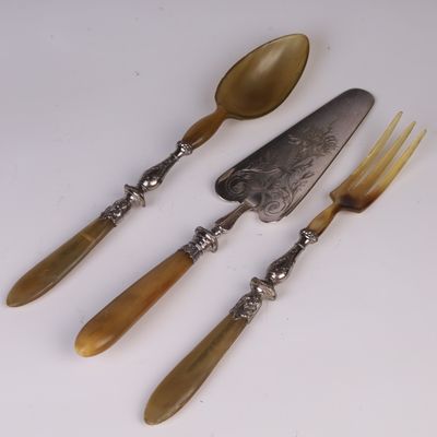 quatre couverts, dont un couteau, une fourchette et une cuillère