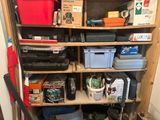 une étagère remplie d'outils et d'autres objets dans un garage