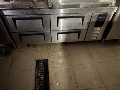une cuisine équipée d'une cuisinière, d'un four et d'un évier