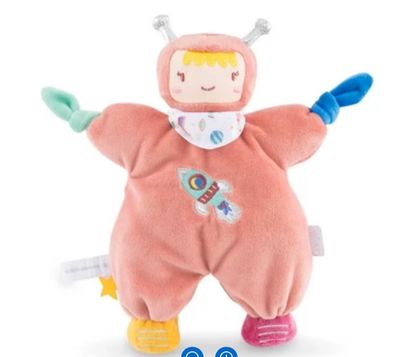 peluche représentant une petite fille en combinaison spatiale, avec une navette spatiale sur le dos