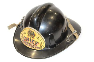 un casque de pompier noir sur fond blanc