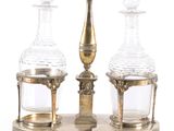un plateau en argent sur lequel sont posées deux bouteilles en verre
