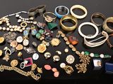 plusieurs types de bijoux sur une table noire