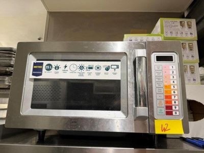 un micro-ondes posé sur le comptoir d'une cuisine