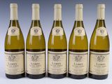 six bouteilles de vin blanc sont alignées