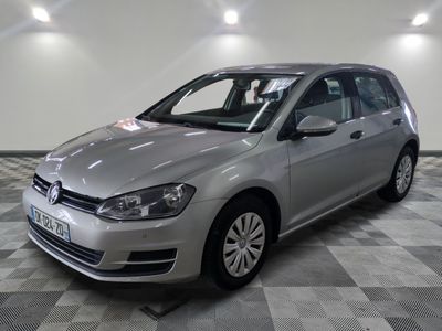 la volkswagen golf argentée est garée sur un carrelage à carreaux