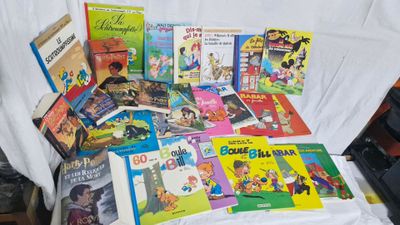 de nombreux livres pour enfants qui se trouvent sur la table
