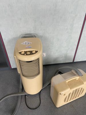 un petit climatiseur et un petit radiateur posé au sol