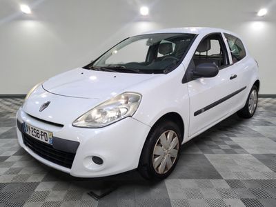 la petite voiture blanche est garée sur un sol en damier