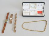 un assortiment de bijoux en or comprenant une montre, un bracelet et un bracelet
