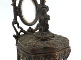 une chaise sur laquelle sont posés un miroir et une bougie