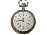 une montre de poche en argent avec des chiffres romains sur le cadran