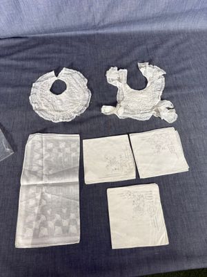 Lot de deux cols en dentelles très finement brodé, on y join…