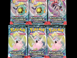 Plusieurs paquets de cartes Pokémon sont empilés les uns sur les autres