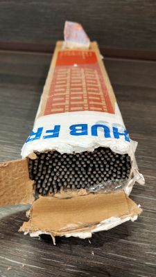 une boîte d'allumettes posée sur une table à côté d'une autre boîte d'allumettes
