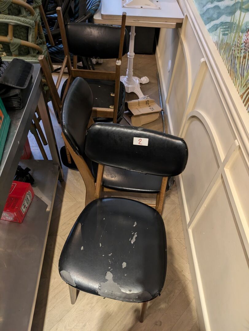 14 chaise en skaï noir et bois verni