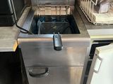 une photo d'une friteuse professionnelle dans une cuisine professionnelle