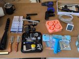 une table sur laquelle se trouvent de nombreux outils