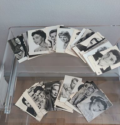 de nombreuses vieilles photos en noir et blanc dans une vitrine