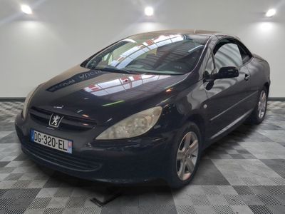 la photo d'une voiture noire garée dans un garage