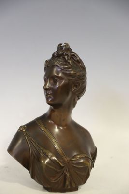 un buste antique en bronze représentant une femme coiffée d'une couronne