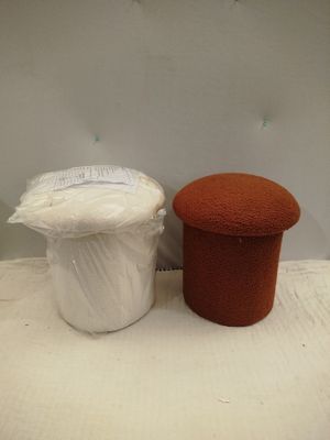 deux rouleaux de papier toilette à côté d'un distributeur de papier toilette