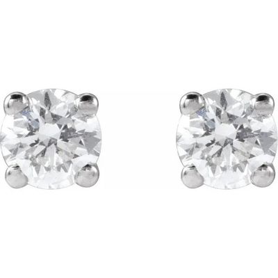 une paire de boucles d'oreilles en diamant sur fond blanc